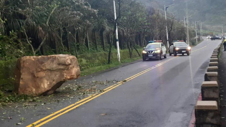 基隆市外木山湖海路，昨天２５號下午發生一個重達１５噸重的巨石落下。（圖／民眾提供）