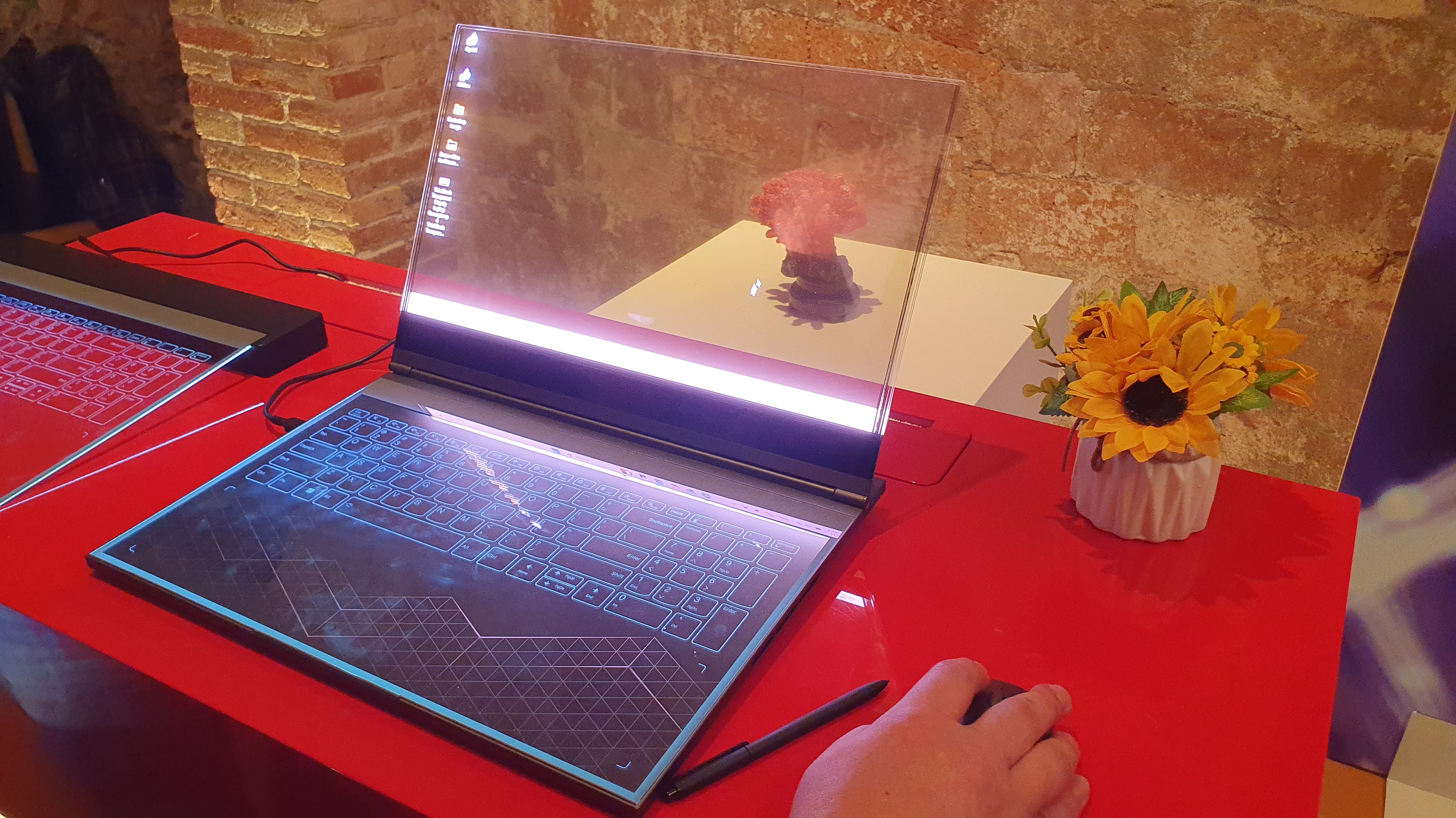 transparenter lenovo-laptop im hands-on: ein prototyp auf sinnsuche