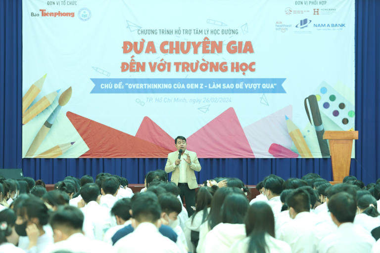 Tiến sĩ Tâm lý Nguyễn Hữu Long - Giảng viên Trường ĐH Mở TPHCM chia sẻ với học sinh (Ảnh: Ngô Tùng)