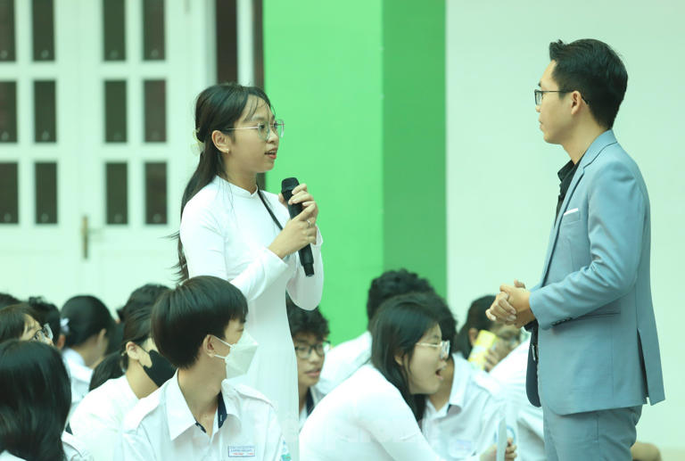 Diễn giả giao lưu với học sinh tại chương trình (Ảnh: Ngô Tùng)