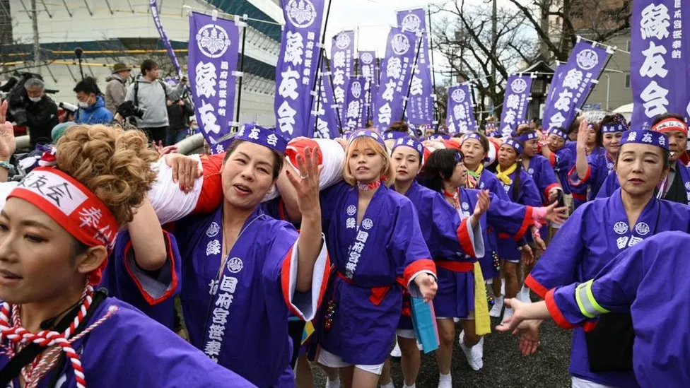 1250년 만에 최초로 '일본 알몸 축제'에 참여한 여성들