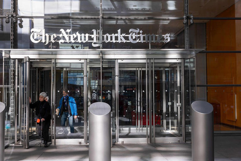 Protestan afuera de The New York Times