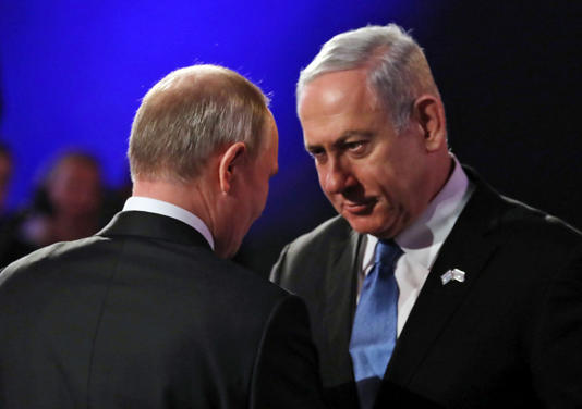 O primeiro-ministro israelense, Benjamin Netanyahu, cumprimenta o presidente russo, Vladimir Putin, durante o Quinto Fórum Mundial do Holocausto em Jerusalém, em 23 de janeiro de 2020 Abir SULTAN POOL