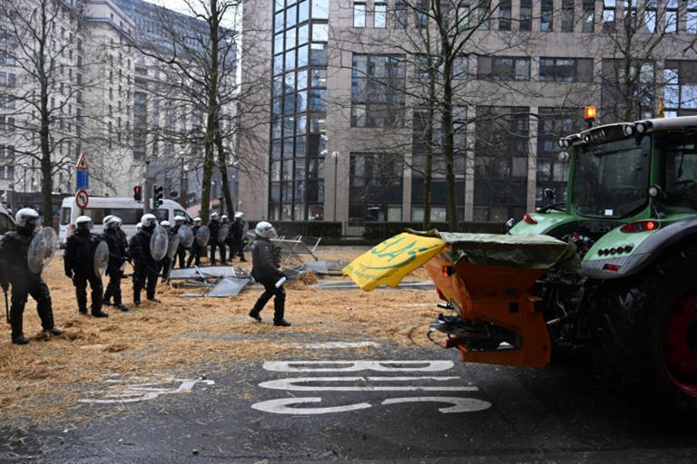 Politie stuurt laatste boeren weg