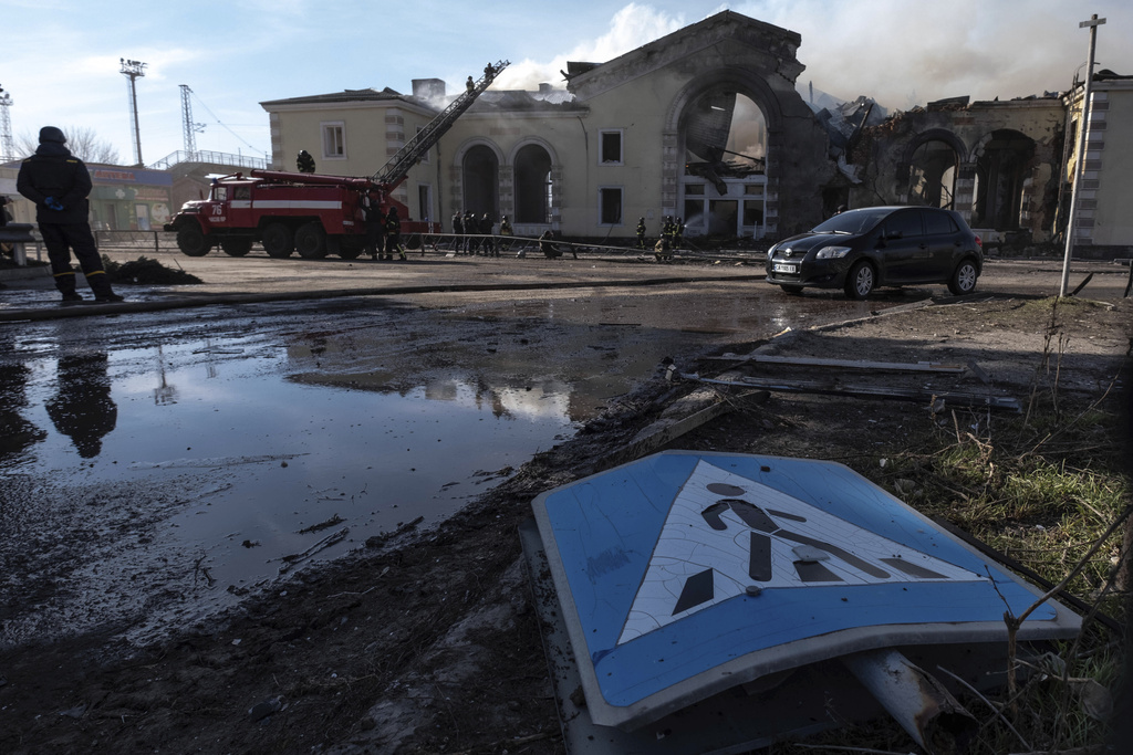 soldados ucranianos se repliegan ante avance de tropas rusas en este de ucrania