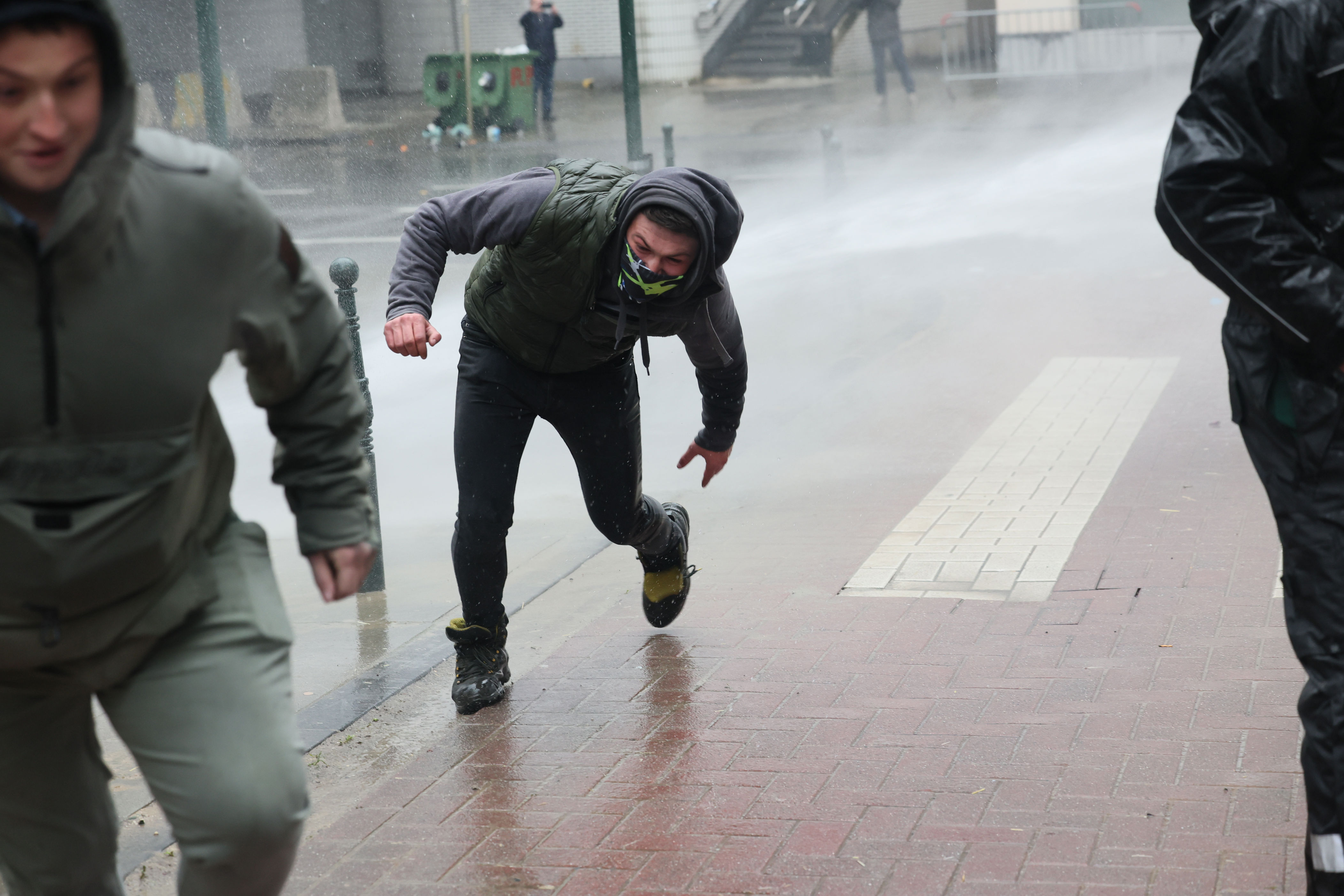 Relschoppers Zoeken Confrontatie Met De Politie, Die Antwoordt Met Traangas