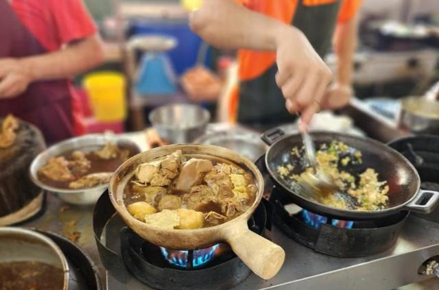 이슬람 국가서 돼지 요리가 ‘국가 전통 음식’?… 논란 커지는 말레이시아