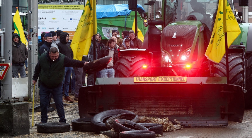 tensão no bairro europeu. agricultores em protesto e polícia medem forças em bruxelas