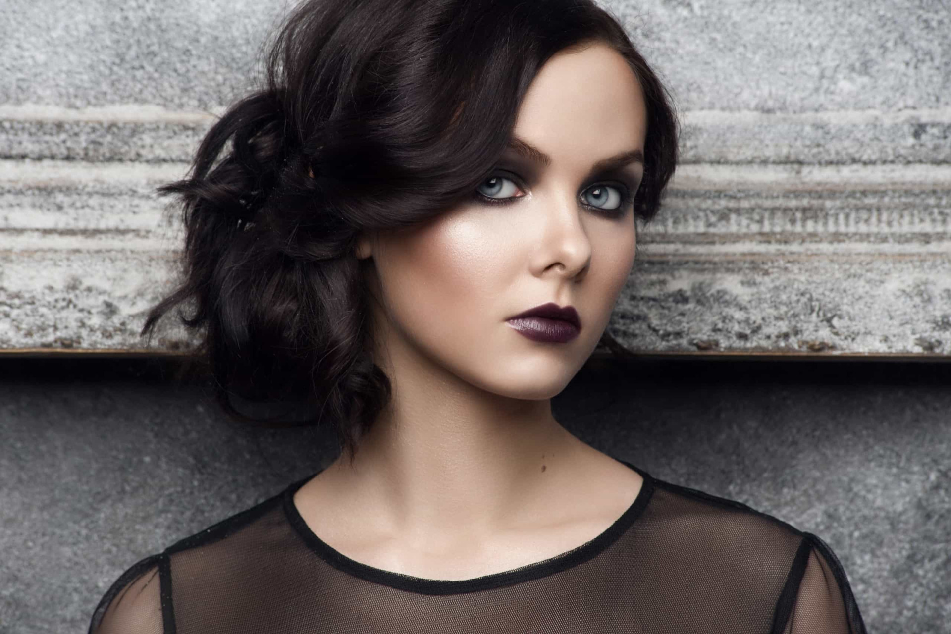 دن کے وقت گہری لپ اسٹک