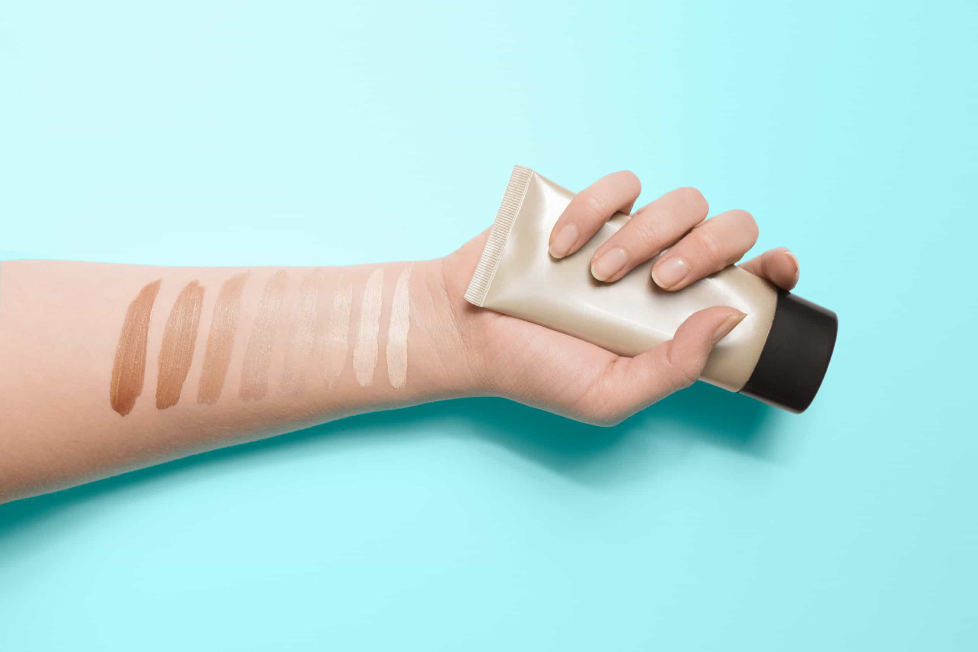 کلائی پر فاؤنڈیشن کو ٹیسٹ کرنا