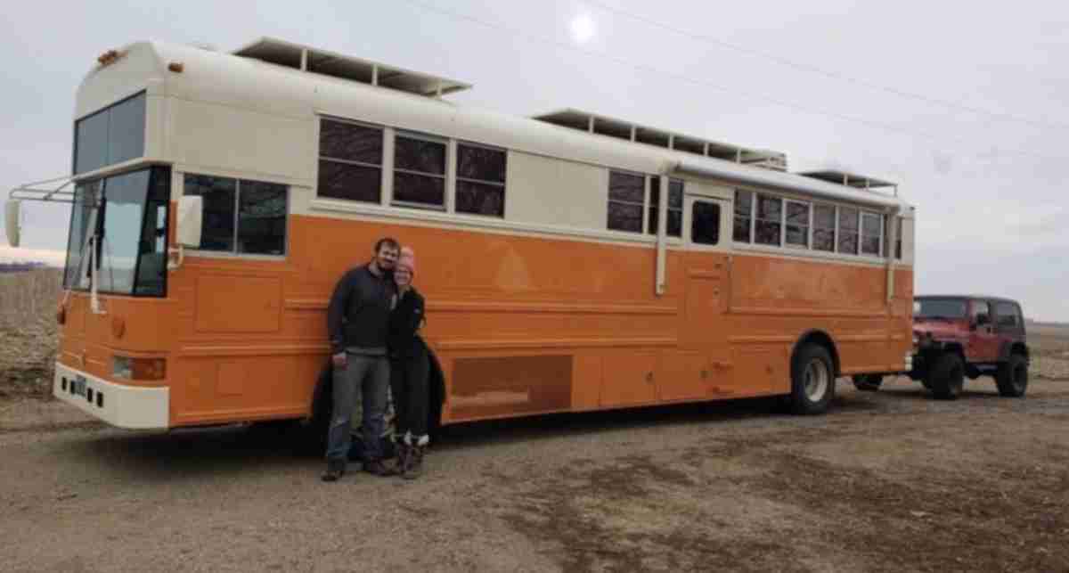 stel transformeert een schoolbus van 12 meter lang in een prachtig huis op wielen