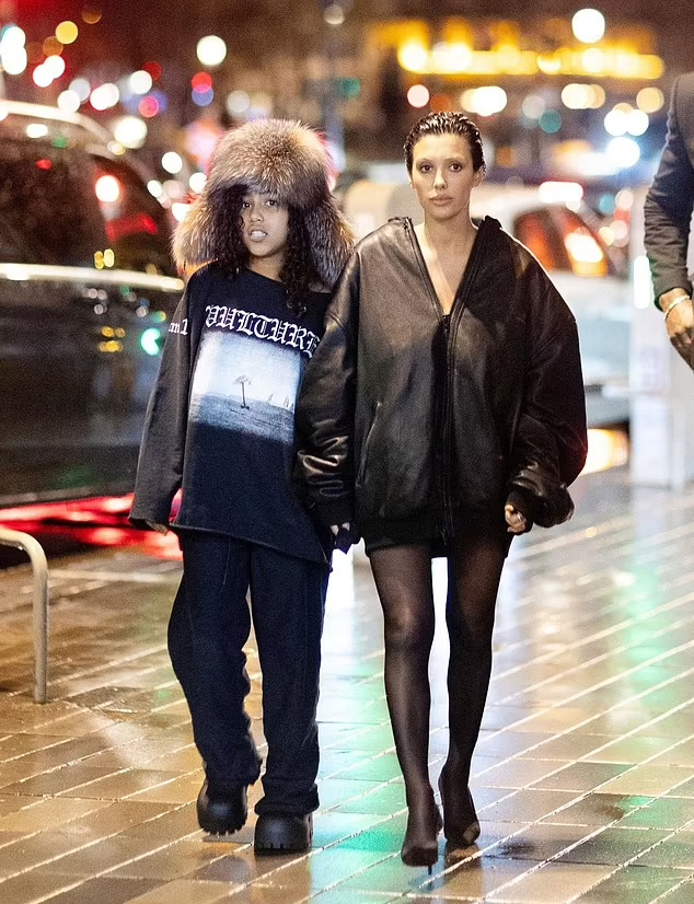 Vợ trẻ đưa con gái riêng của Kanye West đi chơi ở Paris