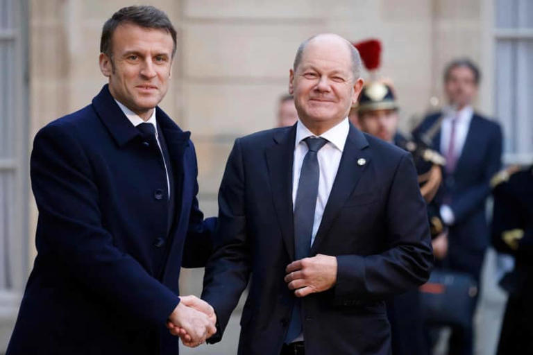 French President Emmanuel Macron receives German Chancellor Olaf Scholz (R) at the Elysee Palace to take part in an international conference aimed at strengthening Western support for Ukraine. Ludovic Marin/AFP/dpa