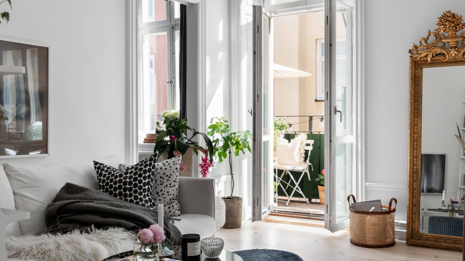 vkusně zařízený byt s úžasným balkonem: bílá barva omezenému prostoru sluší