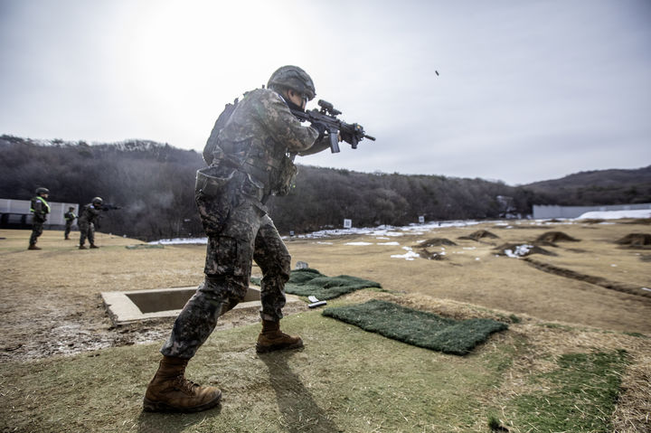 육군, 사격훈련에 '멀·가·중' 없앤다…무작위 제압식 사격 적용