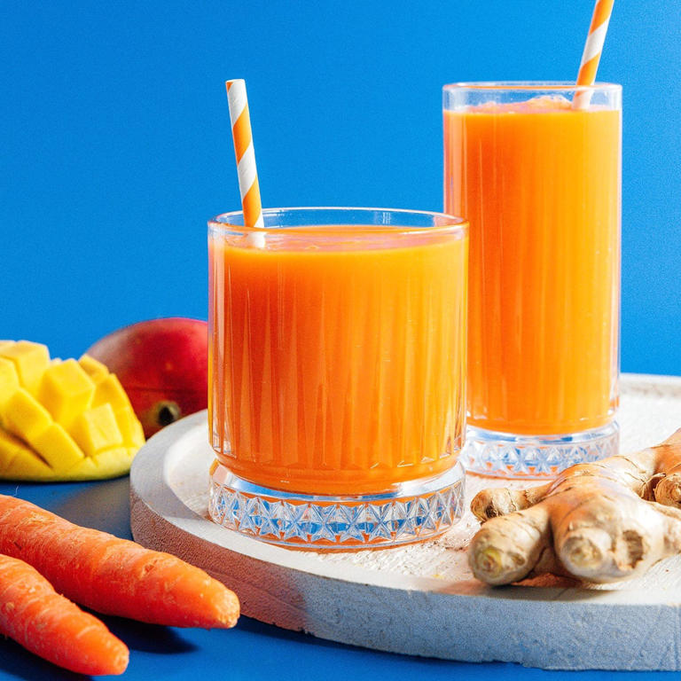 Một cốc nước ép cà rốt cung cấp hơn 20% nhu cầu vitamin C được khuyến nghị hàng ngày.