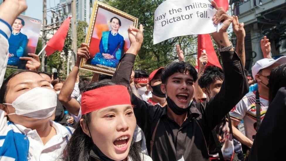 '인간 방패가 될 순 없다'...남녀 강제 징집 앞두고 탈출 시도하는 미얀마 청년들