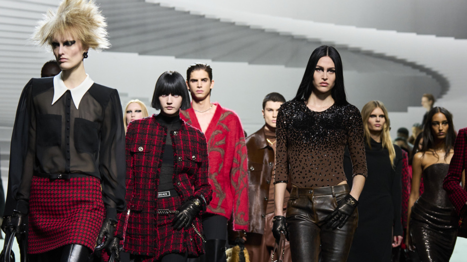 milano fashion week 2024: široká ramena, pánský styl a zase ta červená
