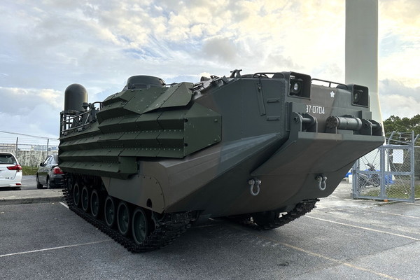 90式戦車に続く沖縄広報の「新装備」那覇駐屯地にaav-7が登場 車内の様子も