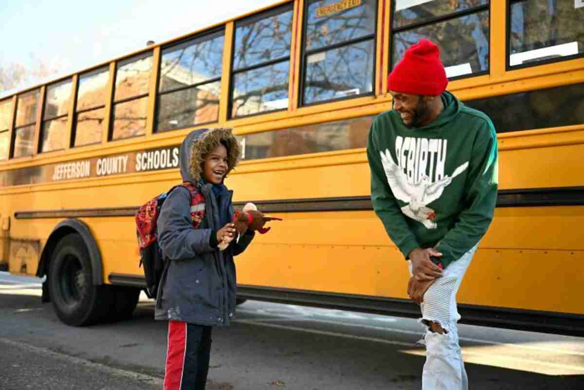 bussjåføren gjør alt for å hjelpe en elev som ikke var forberedt på pysjamasdagen på skolen