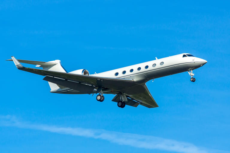 Discount Private Flying: 5 Benefits Of Flying On A Semi-Private Jet