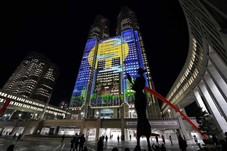 en images. le plus grand vidéo-mapping au monde illumine un gratte-ciel de tokyo