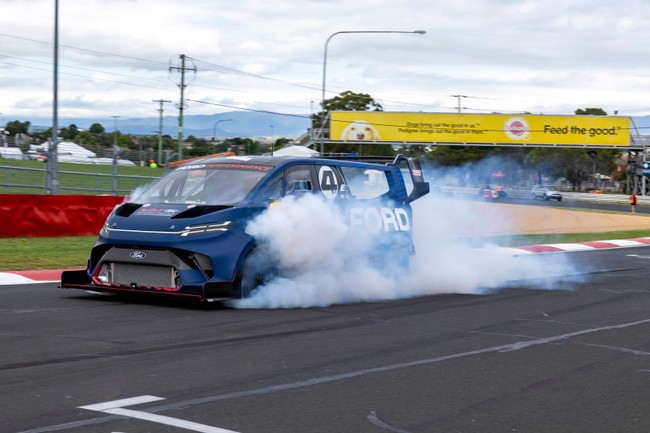 ford’s 1,050kw electric supervan smashes three lap records at mount panorama