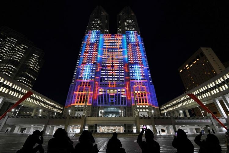 en images. le plus grand vidéo-mapping au monde illumine un gratte-ciel de tokyo