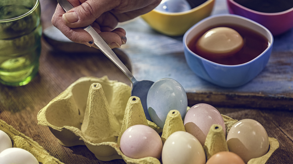 jak přírodně obarvit vajíčka na velikonoce? způsob je snadný a výsledek dokonalý