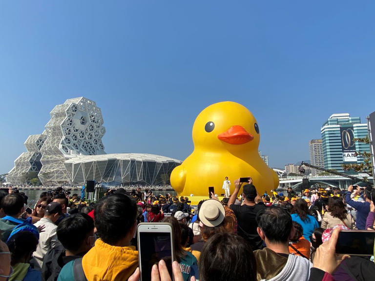 黃色小鴨重磅回歸高雄，高市觀光局統計，30天共吸引900萬人次，產值逾140億元。（圖：溫蘭魁攝）