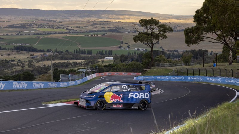 ford’s 1,050kw electric supervan smashes three lap records at mount panorama