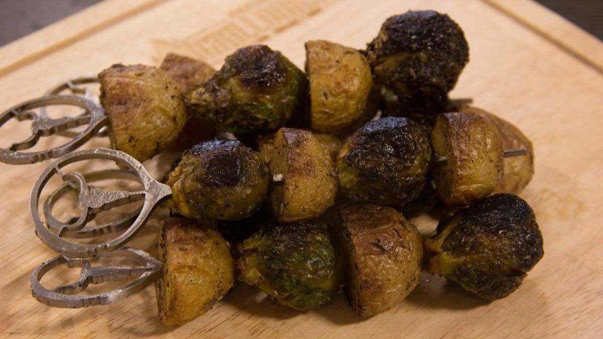 Rosenkohl-Kartoffel-Spieße: Schnelles Rezept fürs Wintergrillen