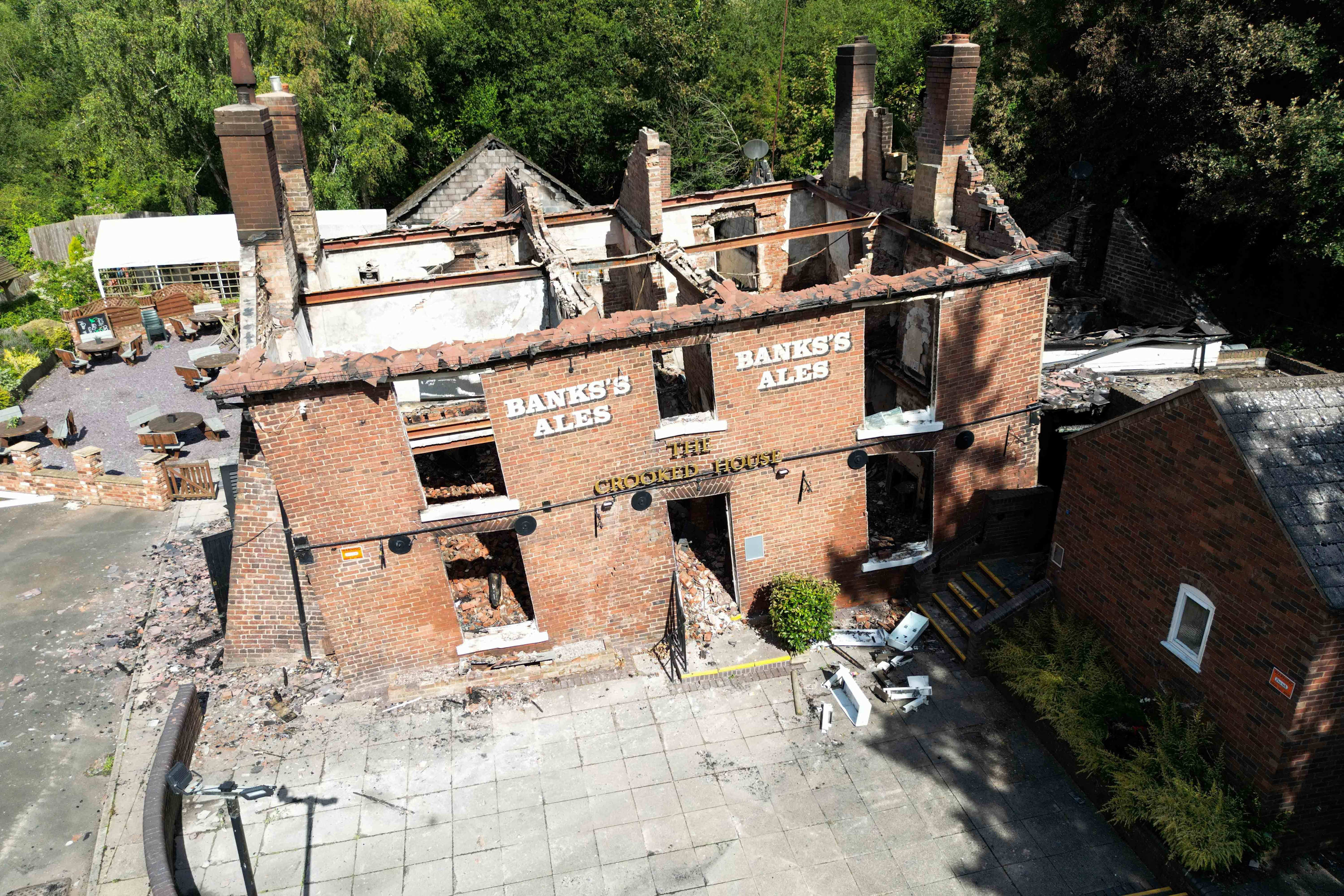 crooked house owners ordered to rebuild pub that was torn down days after fire