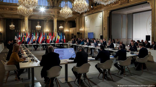Presidente francês organizou, em Paris, uma conferência de urgência para apoiar a Ucrânia