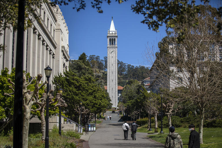 Sather Tower at the UC Berkeley campus in Berkeley on March 25, 2022. Photo by Martin do Nascimento, CalMatters