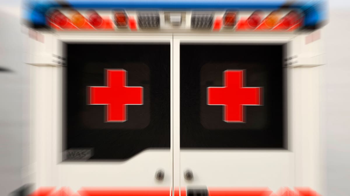 unfall in rüti zh: autofahrer rammt velofahrerin (26) auf trottoir – schwer verletzt