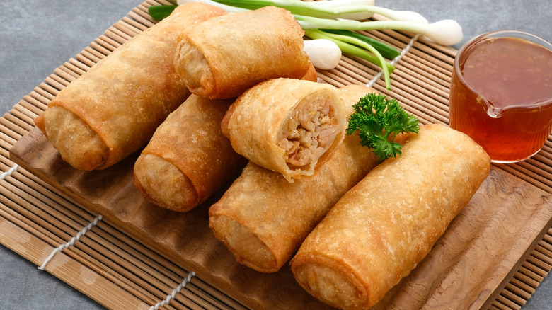 The Right Way To Fold Egg Rolls   BB1iZ2I8.img