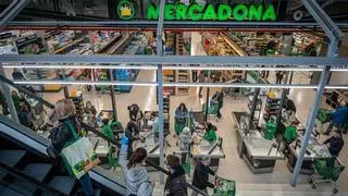 la guerra entre supermercados y fabricantes estalla tras dos años de inflación y ante el avance imparable de la ‘marca blanca’