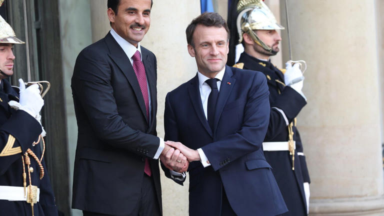 Emmanuel Macron reçoit le Cheikh Tamim bin Hamad Al Thani, Emir de l'Etat du Qatar. LP/ARNAUD JOURNOIS