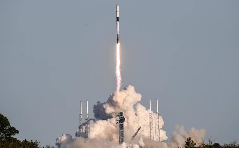 Spacex Falcon 9 To Send Astronauts To Space Station Best Places To See