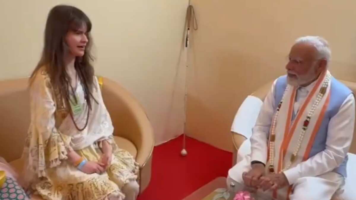 watch: pm modi applauds german singer as she sings devotional song 'achyutam keshavam'