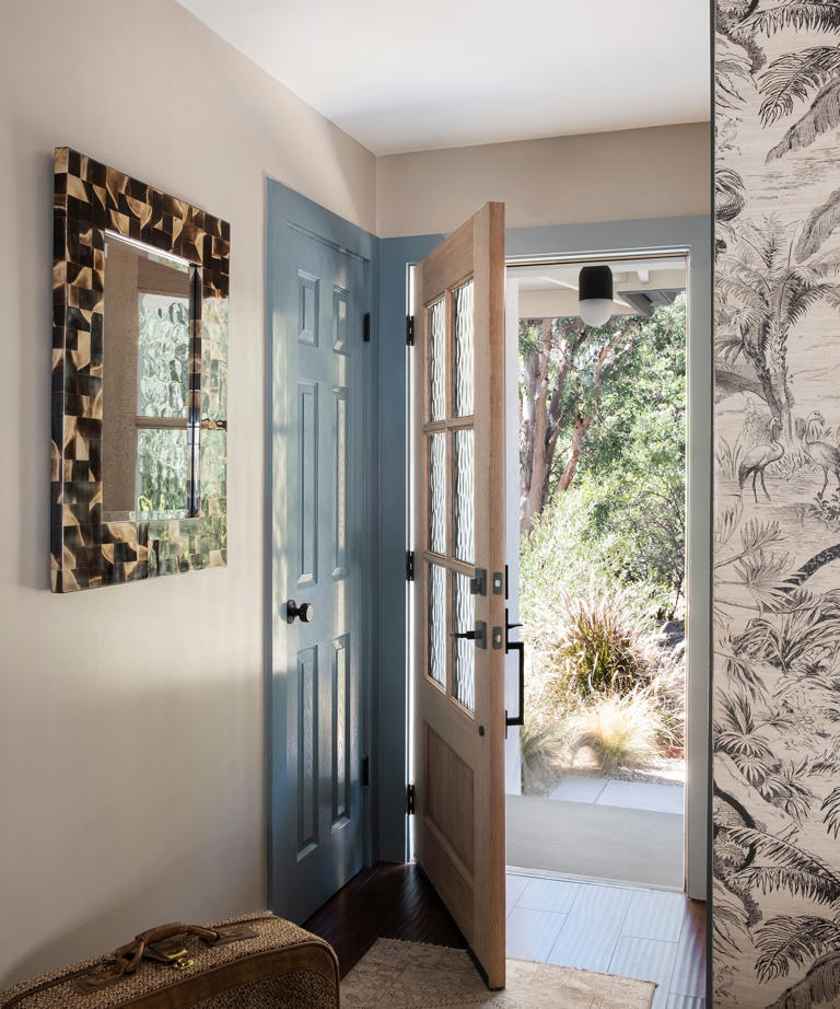 How To Make A Narrow Entryway Look Wider, According To Designers