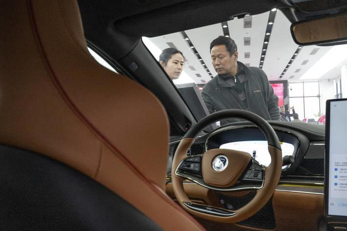 Vendedora e cliente de uma concessionária de automóveis BYD em Shenzhen, China, 29 de janeiro de 2024. (Gilles Sabrié/The New York Times) Foto: GILLES SABRIÉ