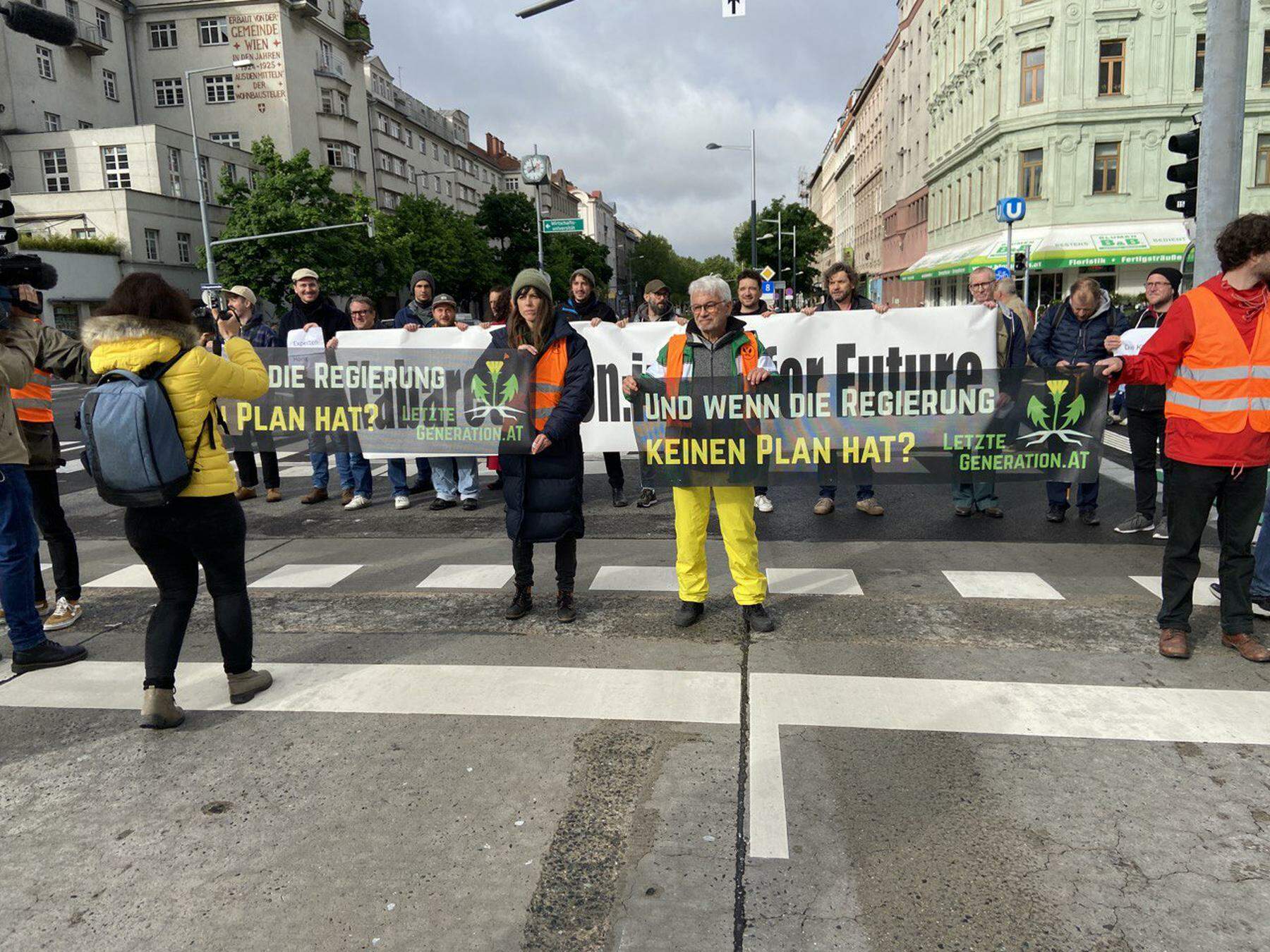 gericht bestätigt „rekordstrafen“ für elf klima-aktivisten