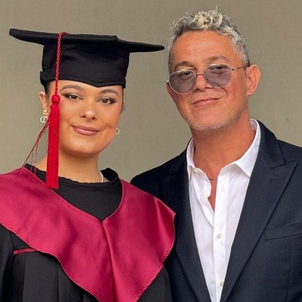 alejandro sanz sorprende a su hija manuela en su graduación