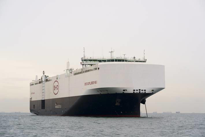 O navio de carga BYD Explorer No.1, carregado com 5.000 veículos elétricos BYD Automotive, durante uma parada no mar de Cingapura a caminho da Holanda, em 20 de janeiro de 2024. (Ore Huiying/The New York Times) Foto: ORE HUIYING