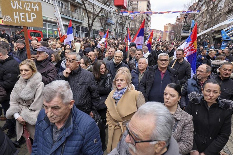 thousands of minority serbs protest kosovo's decision to abolish the serbian dinar