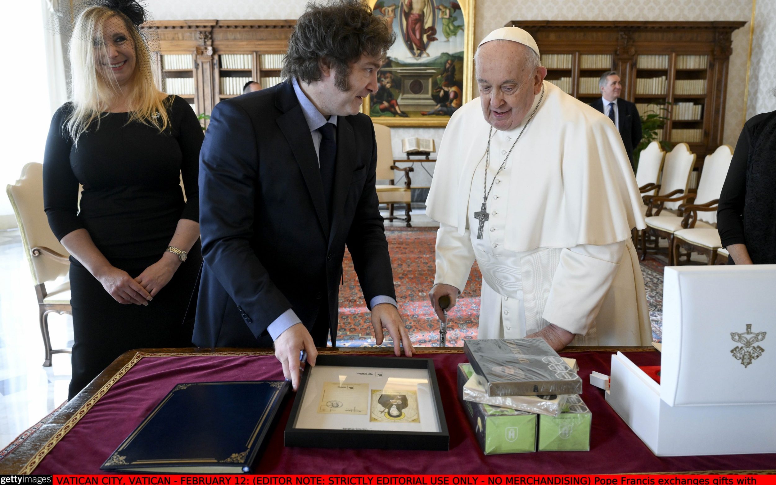 argentine president makes peace with sweet offering to countryman pope francis