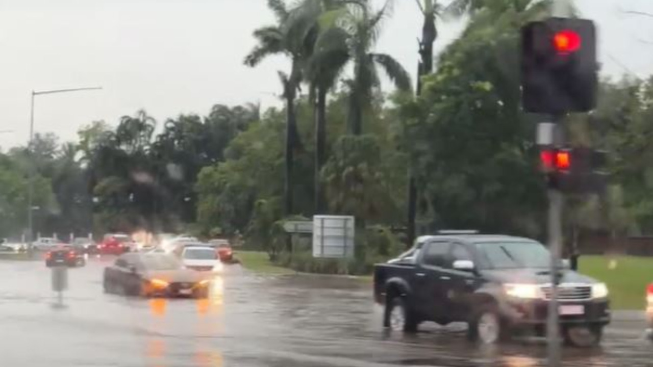 monsoon causes heavy rainfall and flooding in darwin