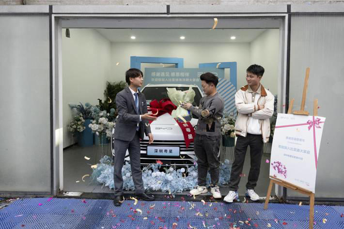 A compra de um carro elétrico BYD por um cliente é comemorada em uma concessionária de automóveis em Shenzhen, China, em 29 de janeiro de 2024. (Gilles Sabrié/The New York Times) Foto: GILLES SABRIÉ